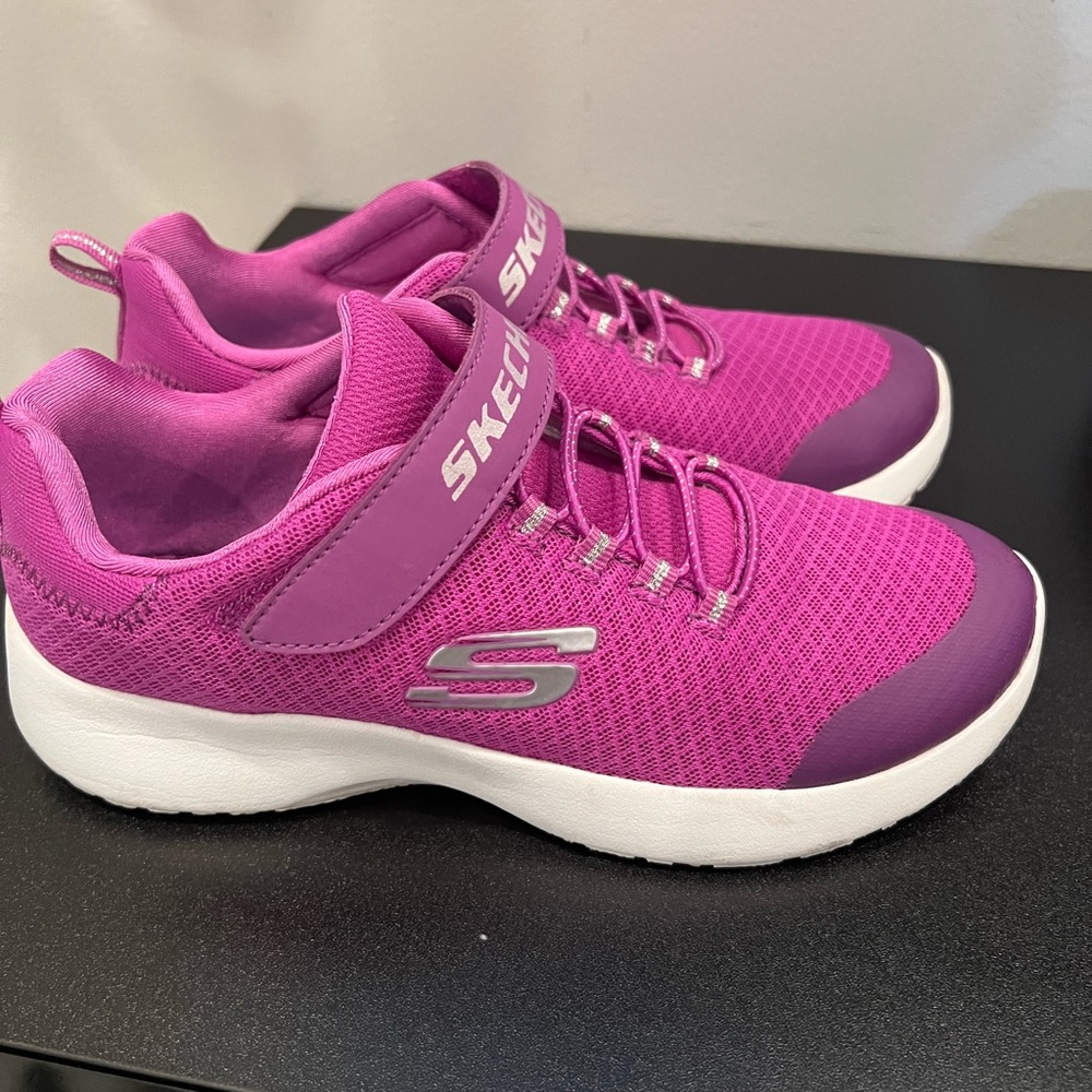 Skechers Women Walking Tennis Shoes size: US:4.5” . Imported from China
